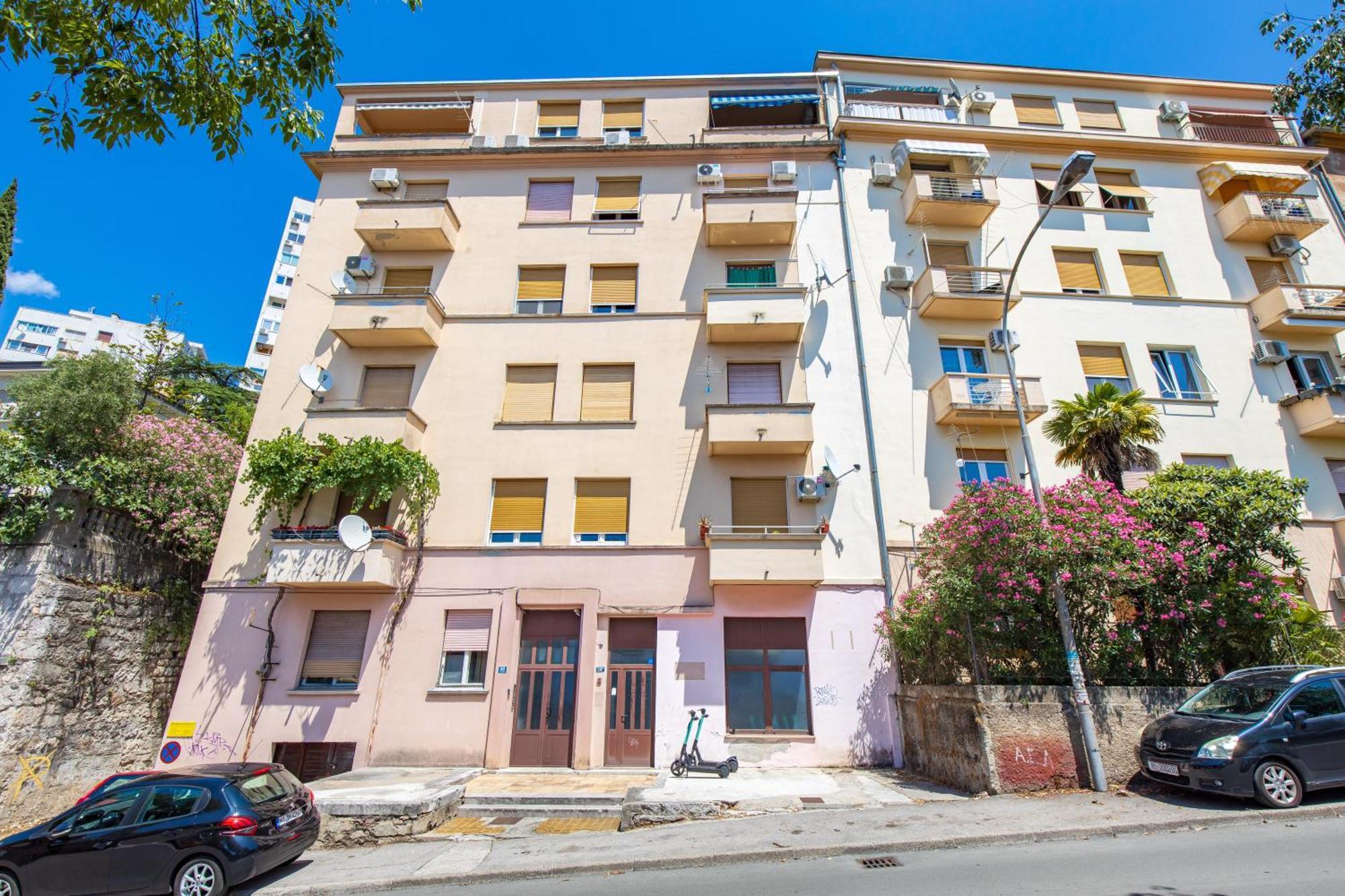 Tiziano-belveder With Private Garage Apartment *